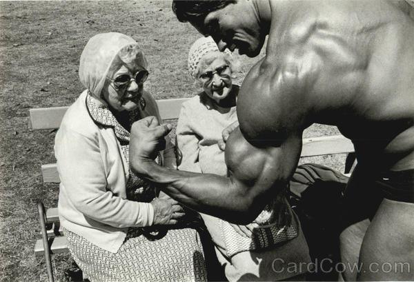 arnold-schwarzenegger-with-two-old-ladies